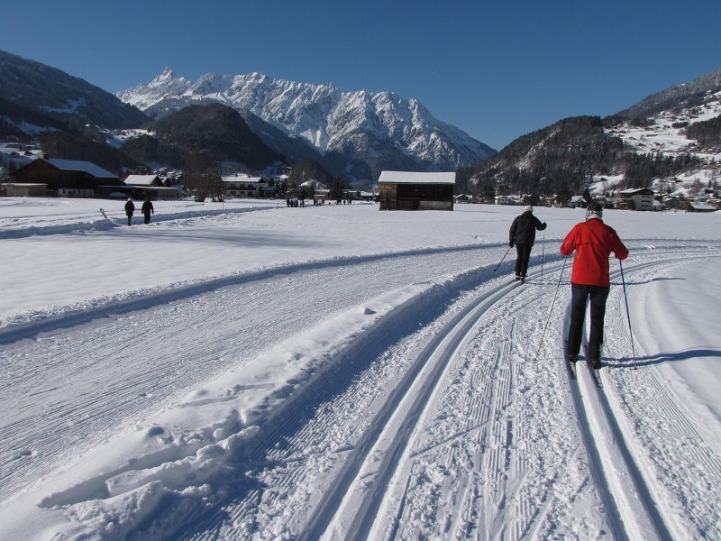 loipe in schruns.jpg - In de middag verplaatsen we ons naar Schruns. Hier kunnen we de les van de ochtend in de praktijk brengen op een mooie loipe.